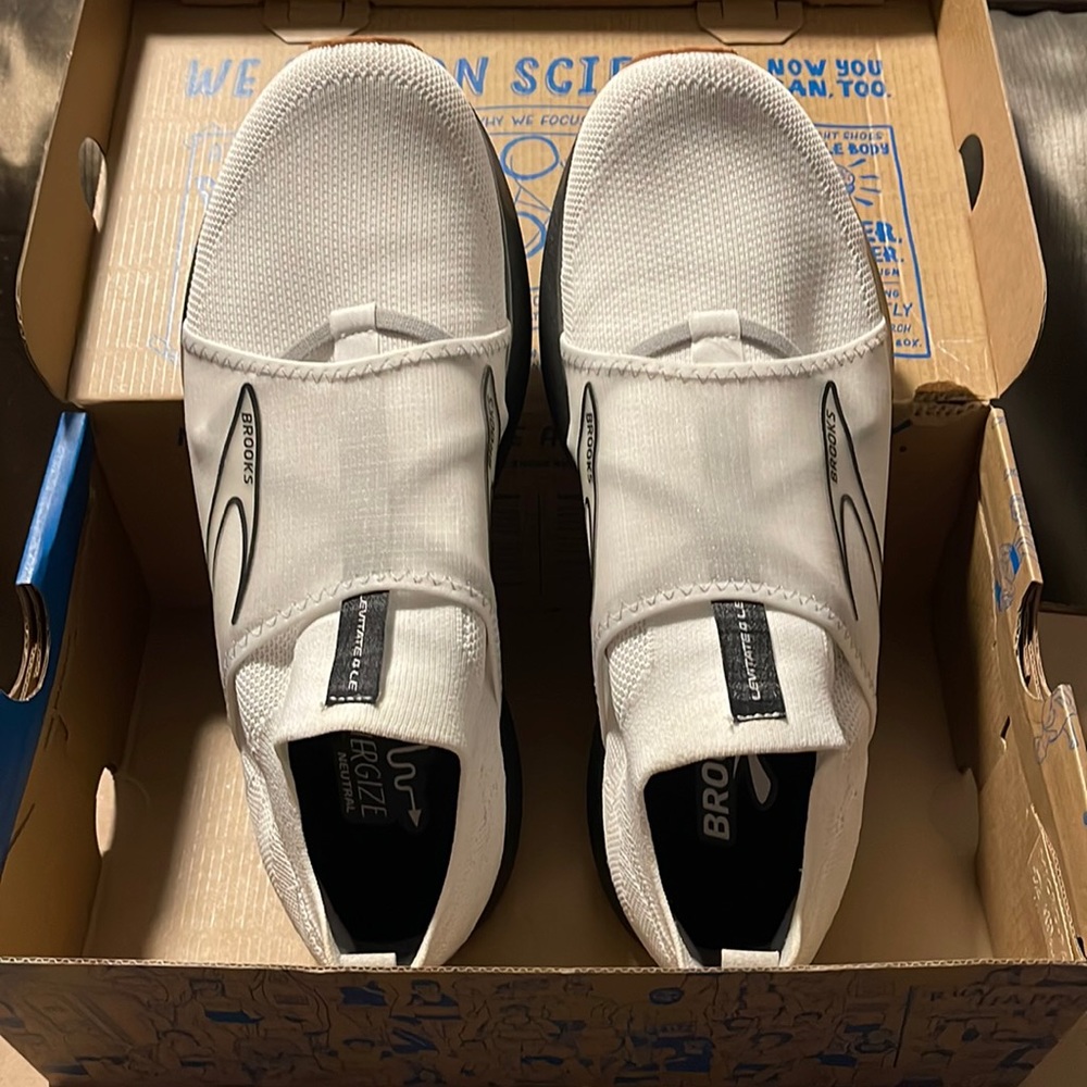 Men’s Brooks tennis shoes.  Size 10.